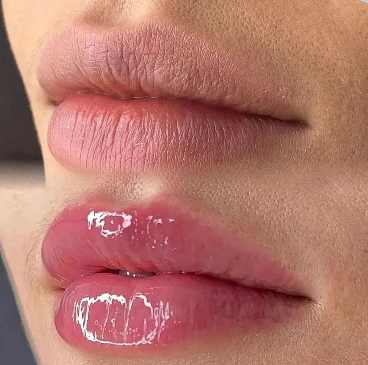 Lábios em detalhe para Hidra Gloss