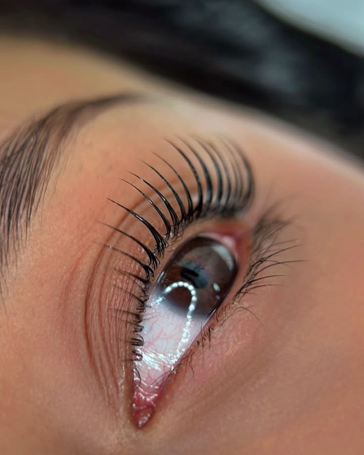 Cílios com curvatura natural em Lash Lifting